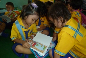 murid-TK-membaca-komik-komik-literasi-pendidikan26