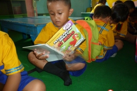 murid-TK-membaca-komik-komik-literasi-pendidikan27