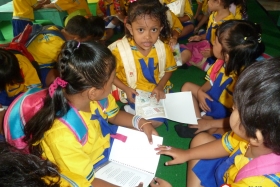 murid-TK-membaca-komik-komik-literasi-pendidikan28