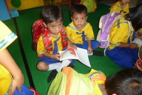 murid-TK-membaca-komik-komik-literasi-pendidikan30