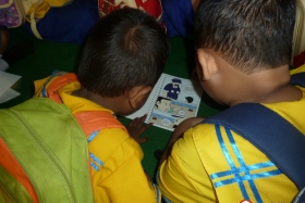 murid-TK-membaca-komik-komik-literasi-pendidikan31