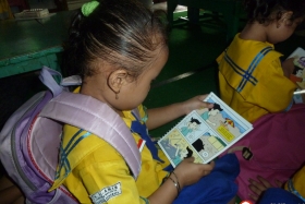 murid-TK-membaca-komik-komik-literasi-pendidikan33