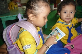 murid-TK-membaca-komik-komik-literasi-pendidikan34