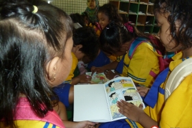 murid-TK-membaca-komik-komik-literasi-pendidikan36