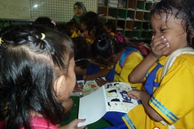 murid-TK-membaca-komik-komik-literasi-pendidikan37