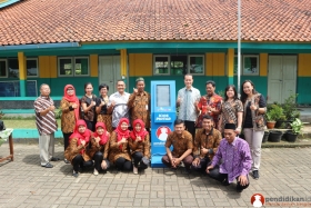 para-gru-sekolah-dasar-bersama-kios-pintar