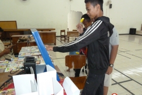 pelajar-indonesia-menyempatkan-diri-membaca-komik-pendidikan-diluar-sekolah01