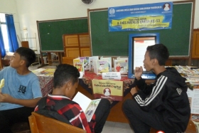 pelajar-indonesia-menyempatkan-diri-membaca-komik-pendidikan-diluar-sekolah04