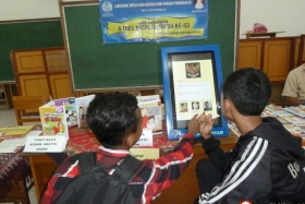 pelajar-indonesia-menyempatkan-diri-membaca-komik-pendidikan-diluar-sekolah05