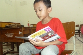 pelajar-indonesia-menyempatkan-diri-membaca-komik-pendidikan-diluar-sekolah11