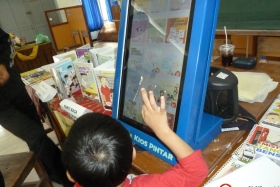 pelajar-indonesia-menyempatkan-diri-membaca-komik-pendidikan-diluar-sekolah13