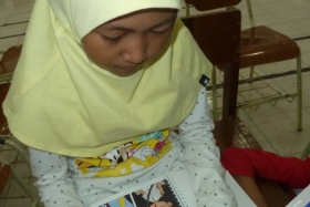pelajar-indonesia-menyempatkan-diri-membaca-komik-pendidikan-diluar-sekolah21