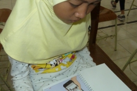 pelajar-indonesia-menyempatkan-diri-membaca-komik-pendidikan-diluar-sekolah22
