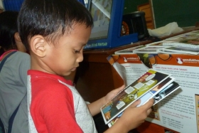 pelajar-tk-membaca-komik-literasi-anak-seri-moral-dan-kesehatan01