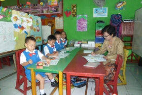 pelajar-tk-membaca-komik-literasi-anak-seri-moral-dan-kesehatan02