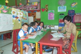 pelajar-tk-membaca-komik-literasi-anak-seri-moral-dan-kesehatan03