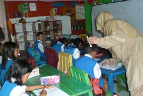 pelajar-tk-membaca-komik-literasi-anak-seri-moral-dan-kesehatan07