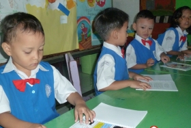 pelajar-tk-membaca-komik-literasi-anak-seri-moral-dan-kesehatan08