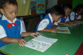 pelajar-tk-membaca-komik-literasi-anak-seri-moral-dan-kesehatan09