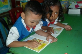 pelajar-tk-membaca-komik-literasi-anak-seri-moral-dan-kesehatan12