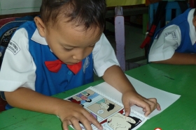 pelajar-tk-membaca-komik-literasi-anak-seri-moral-dan-kesehatan16