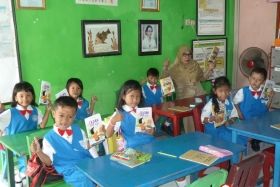 pelajar-tk-membaca-komik-literasi-anak-seri-moral-dan-kesehatan31