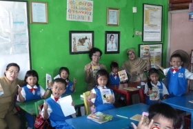 pelajar-tk-membaca-komik-literasi-anak-seri-moral-dan-kesehatan32