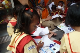 pelajar-tk-membaca-komik-literasi-anak-seri-moral-dan-kesehatan42