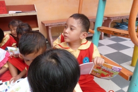 pelajar-tk-membaca-komik-literasi-anak-seri-moral-dan-kesehatan43
