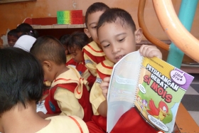 pelajar-tk-membaca-komik-literasi-anak-seri-moral-dan-kesehatan44