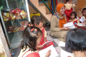 pelajar-tk-membaca-komik-literasi-anak-seri-moral-dan-kesehatan45