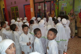 pelajar-tk-membaca-komik-literasi-anak-seri-moral-dan-kesehatan48