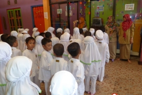 pelajar-tk-membaca-komik-literasi-anak-seri-moral-dan-kesehatan49