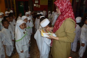pelajar-tk-membaca-komik-literasi-anak-seri-moral-dan-kesehatan52