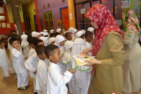 pelajar-tk-membaca-komik-literasi-anak-seri-moral-dan-kesehatan53