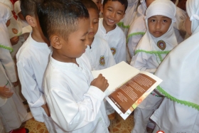 pelajar-tk-membaca-komik-literasi-anak-seri-moral-dan-kesehatan55