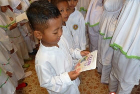 pelajar-tk-membaca-komik-literasi-anak-seri-moral-dan-kesehatan56