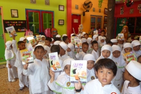 pelajar-tk-membaca-komik-literasi-anak-seri-moral-dan-kesehatan57