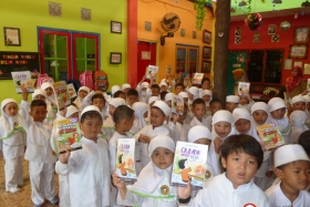 pelajar-tk-membaca-komik-literasi-anak-seri-moral-dan-kesehatan58