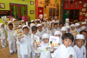 pelajar-tk-membaca-komik-literasi-anak-seri-moral-dan-kesehatan59