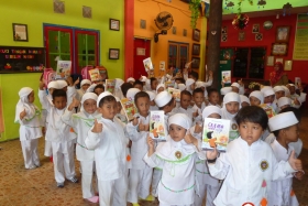 pelajar-tk-membaca-komik-literasi-anak-seri-moral-dan-kesehatan60