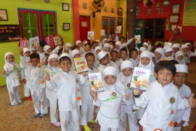 pelajar-tk-membaca-komik-literasi-anak-seri-moral-dan-kesehatan61