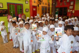 pelajar-tk-membaca-komik-literasi-anak-seri-moral-dan-kesehatan62