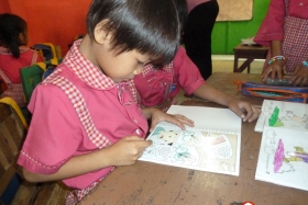 pelajar-tk-membaca-komik-literasi-anak-seri-moral-dan-kesehatan67