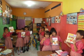 pelajar-tk-membaca-komik-literasi-anak-seri-moral-dan-kesehatan74