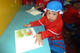 pelajar-tk-membaca-komik-literasi-anak-seri-moral-dan-kesehatan81