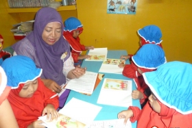 pelajar-tk-membaca-komik-literasi-anak-seri-moral-dan-kesehatan84