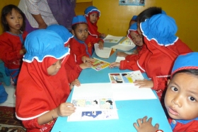 pelajar-tk-membaca-komik-literasi-anak-seri-moral-dan-kesehatan86