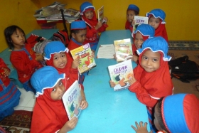 pelajar-tk-membaca-komik-literasi-anak-seri-moral-dan-kesehatan88