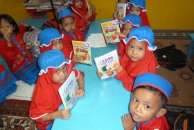 pelajar-tk-membaca-komik-literasi-anak-seri-moral-dan-kesehatan89